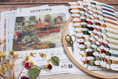 kryželių rinkinys Letistitch su uosto motyvo schema, spalvotomis siūlų kortelėmis, mediniu lankeliu ir žirklėmis