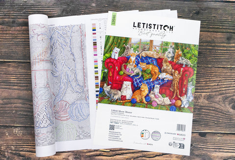 Kryželių rinkinys Letistitch su gausiu katų piešiniu ant raudonos sofos, matomas viršelis ir sulankstyta schema