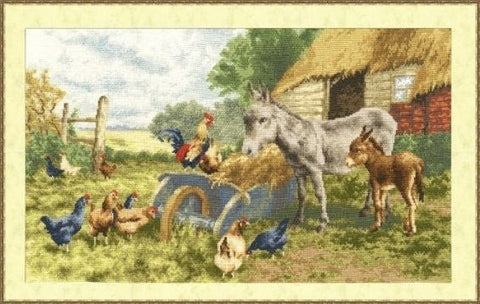 Produkto puslapiui—informacinė horizontali kaimiška scena su asilu ir viščiukais, natūralių spalvų, retro rėmas, plataus kampo variantas
