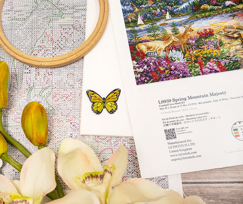 Siuvinėjimo rinkinys LETS STITCH Spring Mountain Majesty su 45×34 cm audiniu, mediniu lanku ir geltonu drugeliu aplikacijai