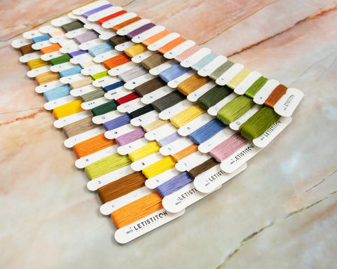 Siūlai LETISTITCH spalvų kortelė su daugiau nei 40 skirtingų pasteliškų ir ryškių atspalvių, patogu rinktis