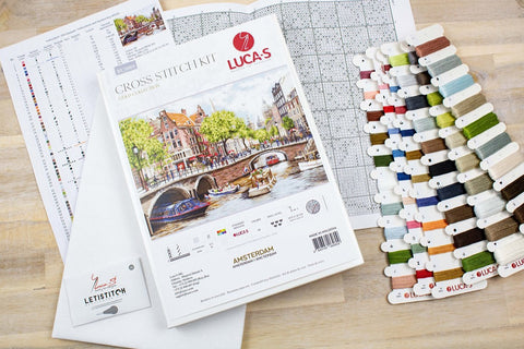 Kryželių siuvinėjimo rinkinys Lucas Amsterdam su spalvingomis siūlų kortelėmis, detalia schema ir balta drobe pradedantiesiems
