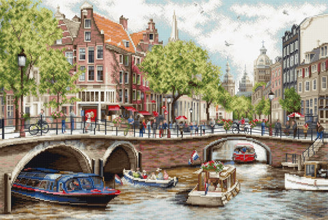 Paveikslas Amsterdamo kanalo panoramos, detalus tiltas su valtimis ir gėlių dėžėmis, akvarelinis stilius