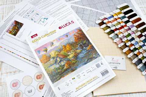 kryželių rinkinys Luca‑S Autumn Creek Mill su spalvotais siūlais, lentelėmis ir Aida audiniu, matomas komplekto turinys