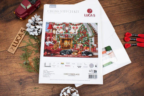 Kryželių rinkinys Luca‑S Cosy Fireplace, baltas paketas su žiemos židinio dizainu ir matomomis raudonomis siūlėmis iš viršaus