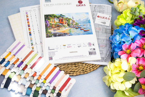 Kryželių rinkinys LUCA‑S Varenna su spalvotais siūlais, žymėta schema ir instrukcija (50×29 cm), komponuotas su gėlėmis
