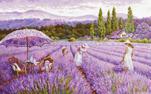 paveikslas levandų laukas violetinėmis tonacijomis, dvi moterys ir vaikas renkasi gėles prie skėčio ir pintų kėdžių, namelis fone