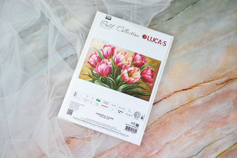 Kryželių rinkinys LUCA-S Graceful Tulips baltame voke su ryškiomis rožinėmis tulpėmis, parodytas iš viršaus ant marmuro fono