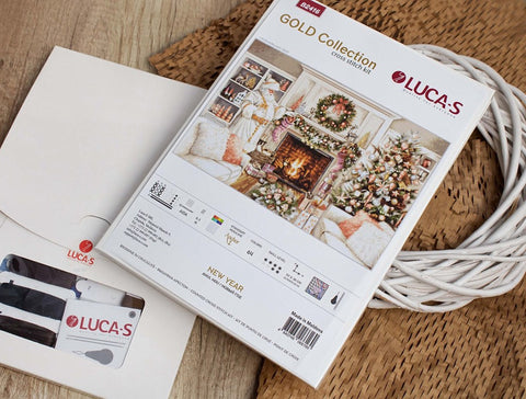 Siuvinėjimo rinkinys LUCA‑S Gold Collection "New Year" dėžutė su Kalėdinio židinio ir eglutės piešiniu, pateikta kampu su siūlais ir lankeliu