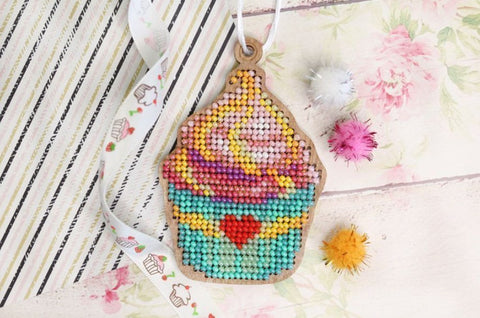 Diamond painting pakabukas keksiukas su turkio ir pastelinėmis karoliukų juostomis, raudona širdele ir matomu mediniu pagrindu