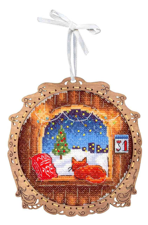Siuvinėtas medinis žaisliukas – apvalus ornamento rėmas su baltu kaspinu, katė ant palangės, eglutė ir kalendorius 31
