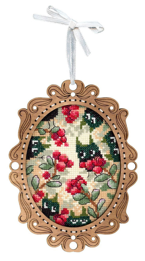 Siuvinėjimo rinkinys kryželiu ant medžio „Bruknių miškas“ 14×10 cm