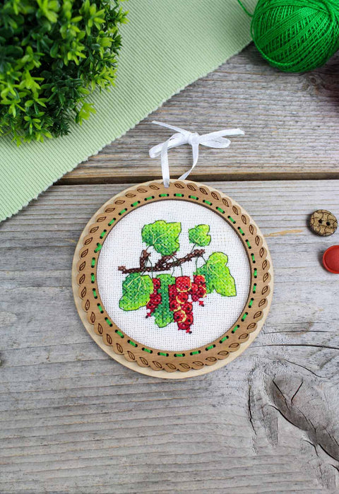 Kryželiu siuvinėjimo rinkinys ant medžio „Vasaros uogos – serbentai“ 10x10 cm