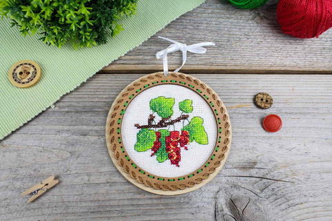 Kryželiu siuvinėjimo rinkinys ant medžio „Vasaros uogos – serbentai“ 10x10 cm