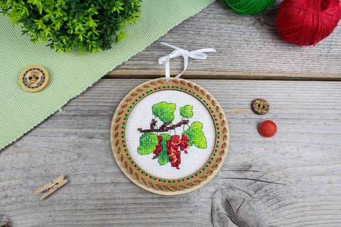 Kryželiu siuvinėjimo rinkinys ant medžio „Vasaros uogos – serbentai“ 10x10 cm
