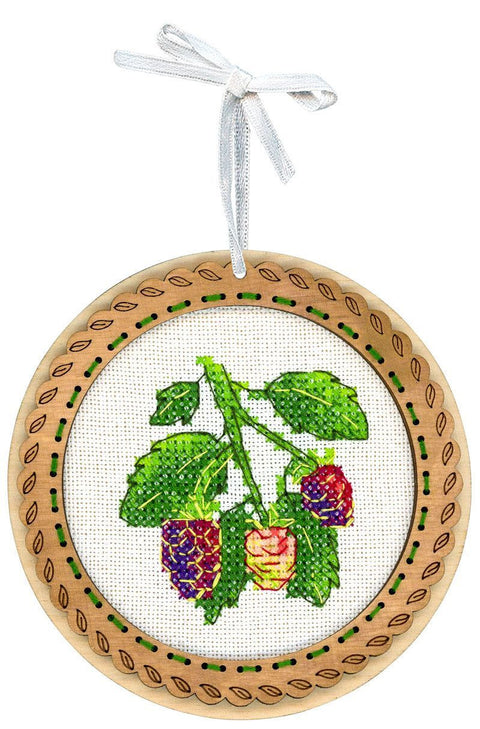Kryželių rinkinys ant medinio pagrindo „Vasarinės gervuogės“ 10×10 cm