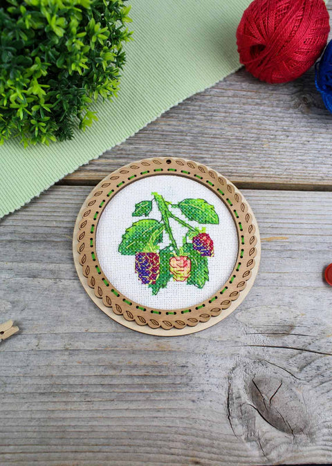 Kryželių rinkinys ant medinio pagrindo „Vasarinės gervuogės“ 10×10 cm