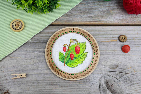 Žavinga miniatiūra – siuvinėjimas kryželiu ant medžio: braškės 10x10 cm