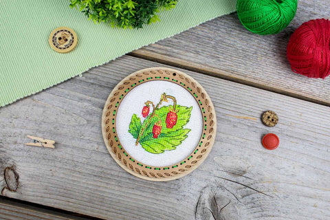 Žavinga miniatiūra – siuvinėjimas kryželiu ant medžio: braškės 10x10 cm