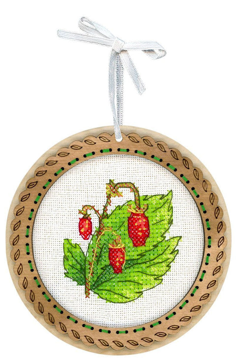 Žavinga miniatiūra – siuvinėjimas kryželiu ant medžio: braškės 10x10 cm