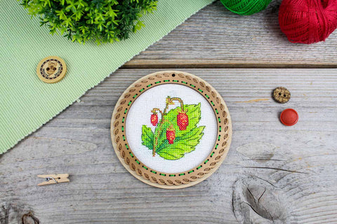 Žavinga miniatiūra – siuvinėjimas kryželiu ant medžio: braškės 10x10 cm