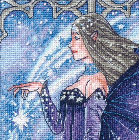 Siuvinėtas paveikslas elfė mėlyno‑violetinio fono su žvaigždėmis, artimas tekstūros ir siūlių detalės