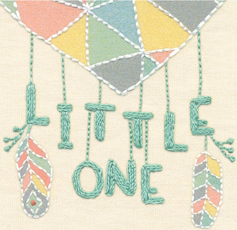 Siuvinėta sienų dekoracija Little One pastelinė, rankų darbo, 30 × 30 cm, kabinama virš kūdikio lovelės