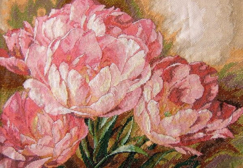 Gobelė su rožinėmis bijūnėmis, 60×40 cm, klasikinis tekstūrinis audinys, ideali sienai virš sofos