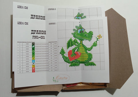 Siuvinėjimo raštas 12x14 cm – žalias drakonas su gėlyte ir išsamia spalvų legenda komplekto pakuotėje