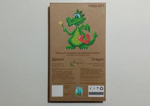 Siuvinėjimo rinkinys drakonas ant medinės plokštės, rudos pakuotės etiketė su 12×14 cm schema ir spalvotais karoliukais