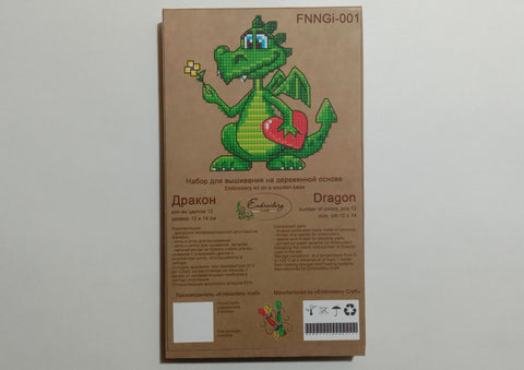 Siuvinėjimo rinkinys Drakonas (Embroidery Craft) – 12×14 cm medinė plokštė, žalias drakonas su raudona širdimi, pakavimo priekyje