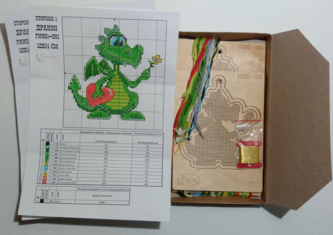 Siuvinėjimo rinkinys: žalias drakonas 12×14 cm schemoje, medinė perforuota lenta ir ryškios spalvotos siūlės komplekte