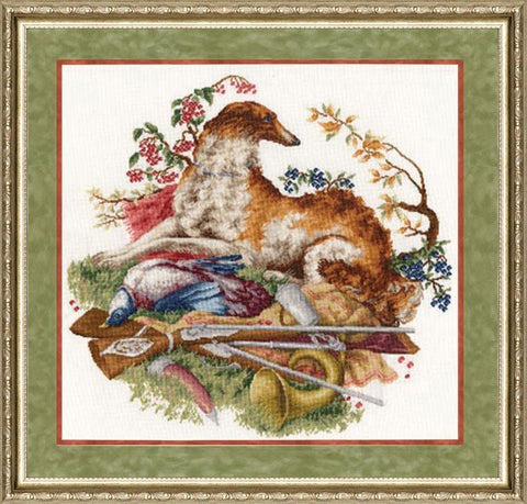 Siuvinėjimo rinkinys: rudas kurtas šalia medžioklės trofėjų ir gėlių, 40×40 cm rėminis variantas
