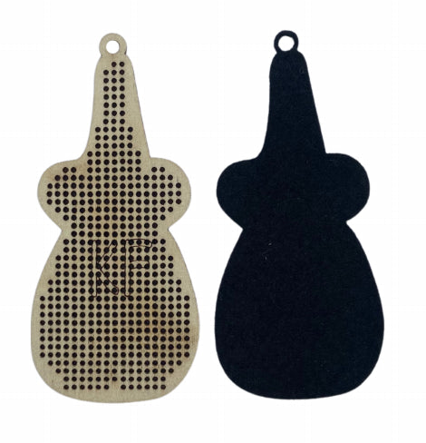 Siuvinėjamasis pakabukas gitaros formos, perforuota šviesi priekinė plokštė su tamsiu veltinio užpakaliu