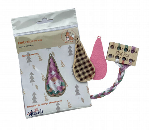 Siuvinėjimo rinkinys Cute Gnome, rožinės lašo formos pakabuko komplektas su skylėta medine plokštele, filcu ir daugiaspalviais siūlais, išpakuotas variantas