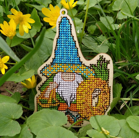 Siuvinėtas medinis pakabukas gnomui su mėlyna skrybėle ir geltonu vainiku, rankų darbo kryžiukinė siūlė