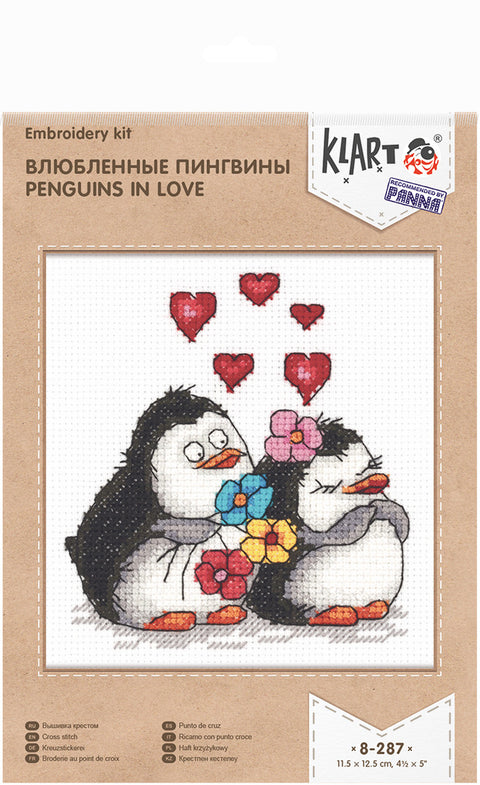 Siuvinėjimo rinkinys Klart „Penguins in Love“ – kryželių motyvas: du meilūs pingvinai su gėlėmis ir raudonomis širdelėmis, 11,5×12,5 cm