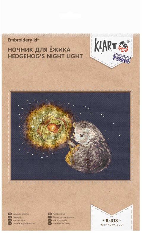 Siuvinėjimo rinkinys Klart: ežiukas su šviečiančia žibinto detale tamsiai mėlyname fone, baigtas dizainas 23×17,5 cm
