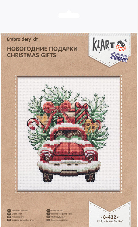 Siuvinėjimo rinkinys KlarT — kryželių dizainas: raudonas senovinis automobilis su Kalėdų dovanomis, 12,5×14 cm pakuotėje