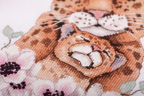 Kryželiu siuvinėjimo rinkinys „Leopardė su jaunikliu“ – gamtos mylėtojams