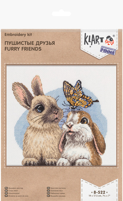 Siuvinėjimo rinkinys Klart Furry Friends su dviem triušiais ir drugeliu, rudos ir mėlynos spalvos detalės, 19×17,5 cm pakuotė