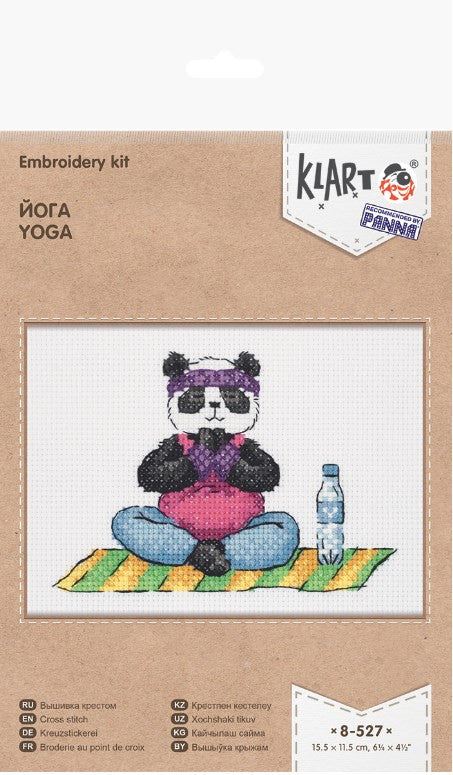 Siuvinėjimo rinkinys Klart, panda daro jogą su violetine galvos juosta ir rožiniu kostiumu ant geltonai‑žalio kilimėlio