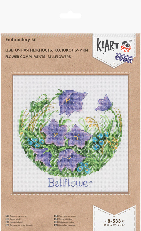 Siuvinėjimo rinkinys Klart su violetinių varpelių dizainu, 15×15 cm pakuotės priekinė pusė, matomas audinys ir siuvinėjimo pavyzdys