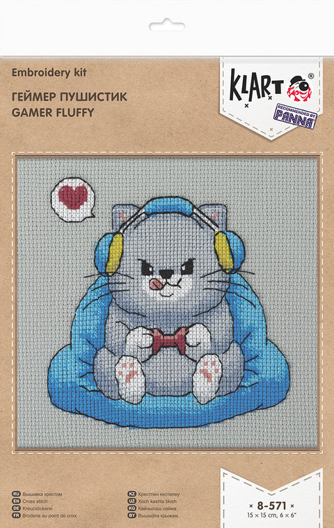 Siuvinėjimo rinkinys: pilkas „Gamer Fluffy“ katinas su mėlynomis ausinėmis ant mėlynos pagalvės, pakuotė 15×15 cm