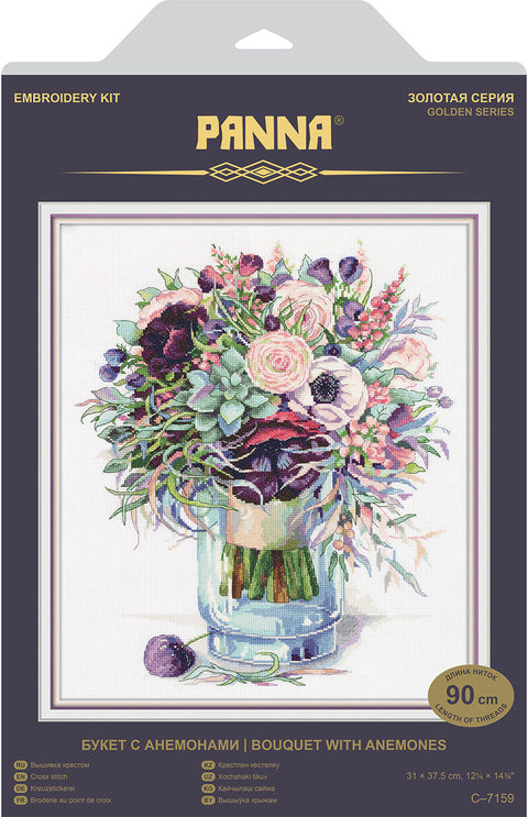Kryželių siuvinėjimo rinkinys Panna su pastelinių rožinių ir violetinių anemonų puokšte stikliniame inde, 31×37,5 cm, matoma smulki vyšnios detalė