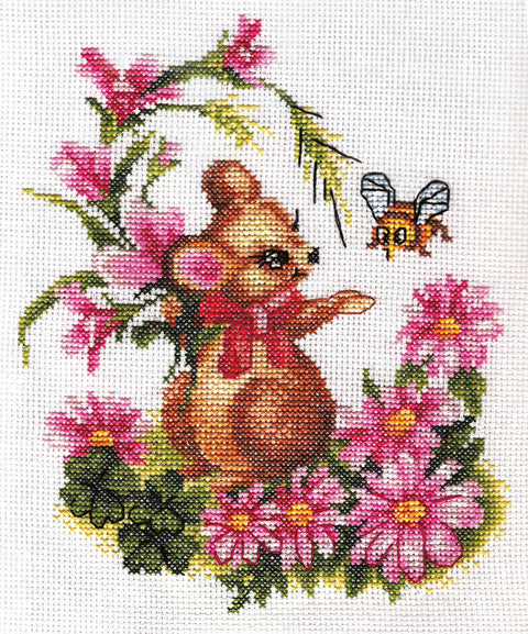 Kryželiu siuvinys: rudasis peliukas su rožinėmis gėlėmis ir bitute, iš arti, dydis ~20×25 cm, vaizdas iš priekio