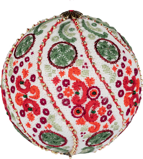 Kalėdinis siuvinėtas kamuoliukas — baltas, su raudonais, oranžiniais ir žaliais ornamentais bei aukso karoliukų siūlėmis, arti sufokusuotas