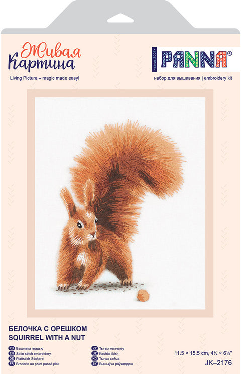 Siuvinėjimo rinkinys Panna su raudonai ruda vovere ir riešutu, komplekto pakuotė parodyta 11,5×15,5 cm dydžio
