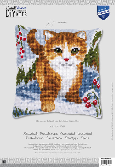 Kryželių pagalvėlė Vervaco su rudai–baltu kačiuku sniege, 40×40 cm, užbaigta priekinė pusė su raudonomis uogomis