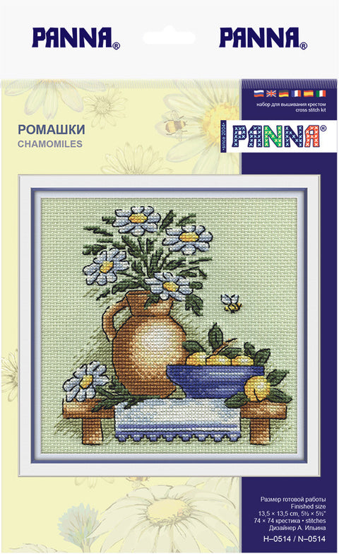 Kryželių siuvinėjimo rinkinys Panna; baigtinis baltų ramunių, molinio ąsočio ir mėlynos dubens motyvas, 13,5×13,5 cm